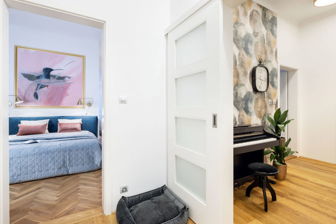 Když se paní Veronika ozvala designérce Martině Kleinové, byl opravdu nejvyšší čas. Po rozvodu se se dvěma dcerami potřebovala co nejrychleji nastěhovat, jenže v nově pořízeném bytě měly zatím jen pohovku. 
