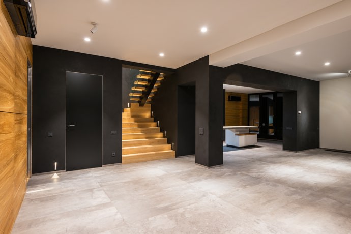 Černá působí velmi moderně a elegantně. Navíc dokáže opticky zmenšit příliš velké a rozlehlé místnosti či chodby. 
