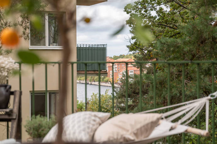 Dvoupokojový byteček by mohl působit stísněným dojmem, ale díky fascinující padesátimetrové terase je absolutně vyhovující. Pomáhá i šikovně vyřešený úložný prostor.
Dvoupokojový byteček by mohl působit stísněným dojmem, ale díky fascinující padesátimetrové terase je absolutně vyhovující. Pomáhá i šikovně vyřešený úložný prostor.