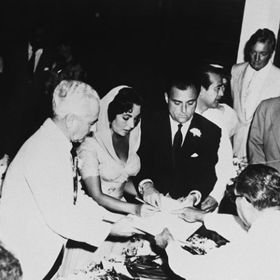 Michael Todd, 2. února 1957

Elizabeth Taylor označila filmového producenta Michaela Todda za jednu z největších lásek svého života. Pár se vzal v Acapulcu v Mexiku a Elizabeth oblékla velmi dramatické šaty z hedvábné organzy. 

Šlo o jediné manželství Elizabeth Taylor, které neskončilo rozvodem. Michael Todd totiž zemřel při havárii soukromého letadla v roce 1958.
