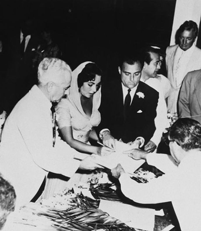 Michael Todd, 2. února 1957

Elizabeth Taylor označila filmového producenta Michaela Todda za jednu z největších lásek svého života. Pár se vzal v Acapulcu v Mexiku a Elizabeth oblékla velmi dramatické šaty z hedvábné organzy. 

Šlo o jediné manželství Elizabeth Taylor, které neskončilo rozvodem. Michael Todd totiž zemřel při havárii soukromého letadla v roce 1958.
