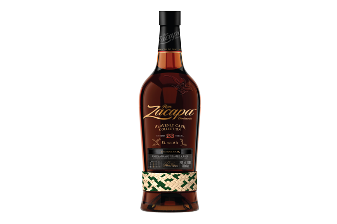 ZACAPA EL ALMA
Sběratelský exkluzivní rum z Guatemaly je skvělým dárkem pro vaše nejbližší. Druhá ze čtyř limitovaných edic, EL ALMA, zraje stejně jako všechny ostatní procesem „Sistema Solera“. Jedná se o blend 6-24 letých rumů. EL ALMA zrála znovu ve vypáleném sudu po americké whiskey, který jí dodal chuť pražených vlašských ořechů.
Cena: 2499 Kč
ZACAPA EL ALMA
Sběratelský exkluzivní rum z Guatemaly je skvělým dárkem pro vaše nejbližší. Druhá ze čtyř limitovaných edic, EL ALMA, zraje stejně jako všechny ostatní procesem „Sistema Solera“. Jedná se o blend 6-24 letých rumů. EL ALMA zrála znovu ve vypáleném sudu po americké whiskey, který jí dodal chuť pražených vlašských ořechů.
Cena: 2499 Kč
