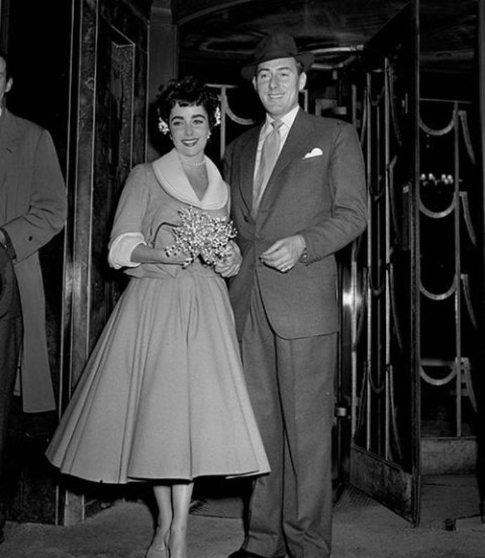 Michael Wilding, 21. února 1952

Po krátkém manželství s Conradem Hiltonem se Elizabeth provdala za Michaela Wildinga. Nutno dodat, že Wilding byl o 20 let starší než Elizabeth, a tak nevěsta přirozeně zvolila zdrženlivější svatební look s výrazným bílým límečkem. Také v tomto případě se o svatební šaty postarala Helen Rose. 

Sňatek vydržel až do roku 1957, kdy se provalilo Lizino randění s filmovým producentem Michaelem Toddem.
