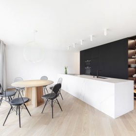 Rodinný dům v pražské Troji z pera oceňovaných designérů Romana Vrtišky a Vladimíra Žáka zaujme na první pohled neotřelou kombinací barev a materiálů. Na základě kontrastu vytváří kreativní prostor, kde se skvěle odpočívá i pracuje.
