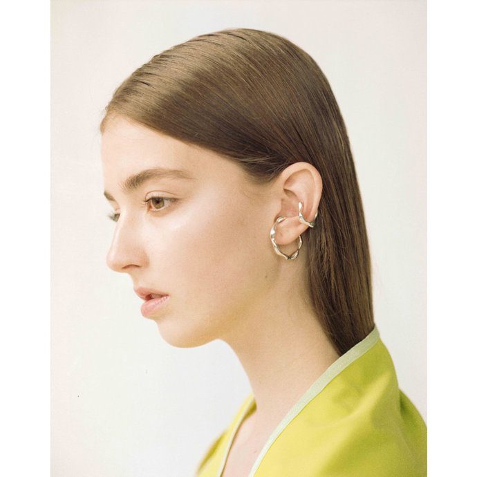 Magdalena Šťastníková – Ear cuffs z kolekce AWRY

vyvolávací cena za pár 1800 Kč

Studenti ateliéru K.O.V. zahájili dopoledne 1. 3. 2022 v 10 hodin benefiční aukci svých děl. Celý výtěžek bude darován neziskové organizaci Člověk v tísni na konto SOS Ukrajina.
