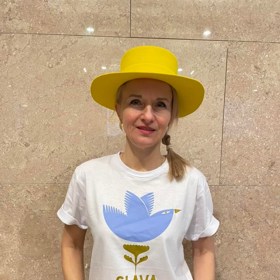 Tričko ilustrovala Maria Makeeva, vytvořeno ve spolupráci s orgaizátory Czech Grand Design a Designblok, k objednání na info@profilmedia.cz

500 Kč, 100 % věnováno neziskové organizaci Člověk v tísni na konto SOS Ukrajina
