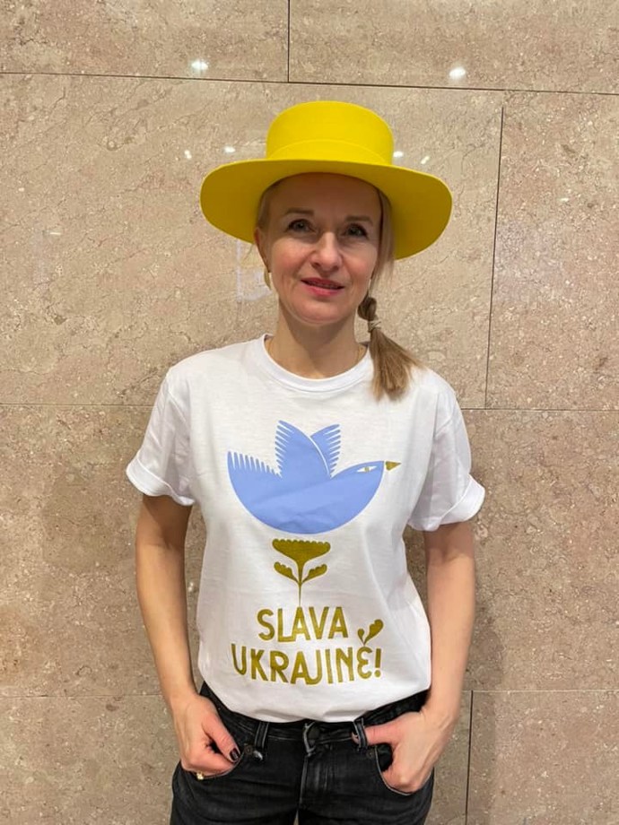 Tričko ilustrovala Maria Makeeva, vytvořeno ve spolupráci s orgaizátory Czech Grand Design a Designblok, k objednání na info@profilmedia.cz

500 Kč, 100 % věnováno neziskové organizaci Člověk v tísni na konto SOS Ukrajina
