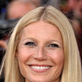 Obvyklé líčení Gwyneth Paltrow ještě více podtrhuje jemné rysy oblíbené herečky. Často volí světlé tóny, jemnou tvářenku a nude rtěnku. Právě proto vypadá sympatická herečka stejně dobře také bez líčidel, a rozhodně se proto nebojí ukázat svým fanouškům nenalíčená.

