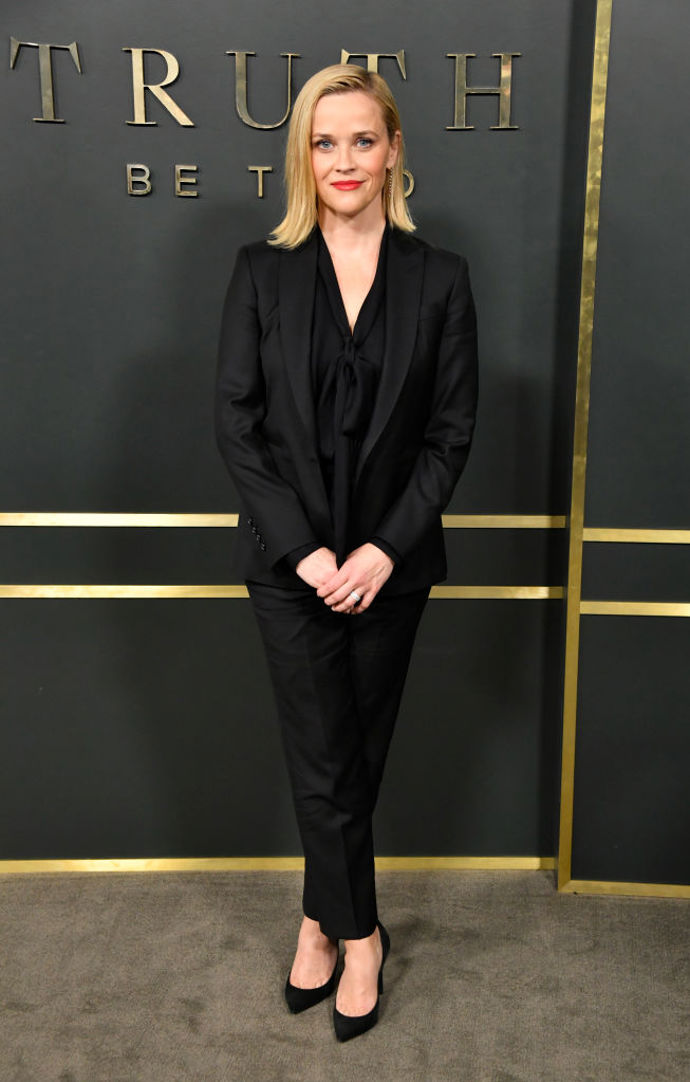 Černý kalhotový kostým Reese Witherspoon sluší. 
