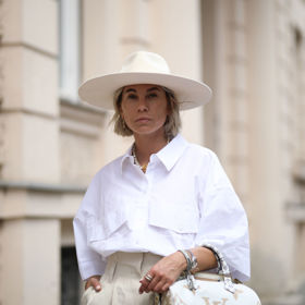 Samotná bílá oversized košile může ůsobit velmi elegantně.
