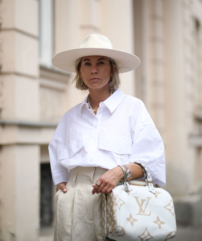 Samotná bílá oversized košile může ůsobit velmi elegantně.
