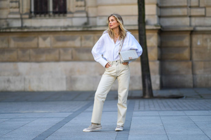 Samotná bílá oversized košile může ůsobit velmi elegantně
