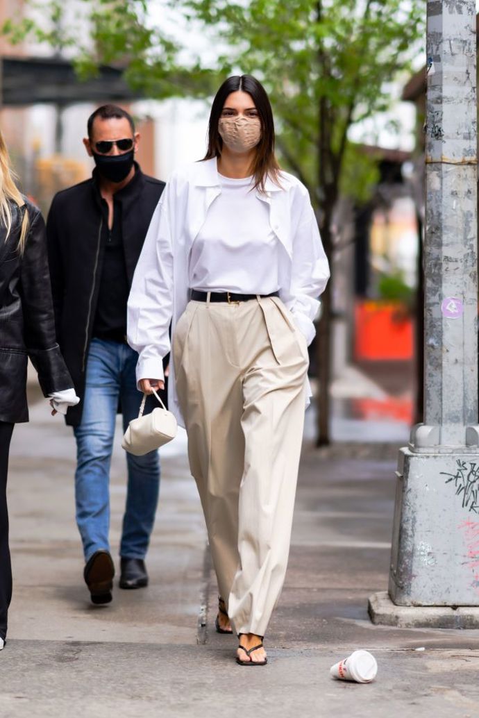 Samotná bílá oversized košile může ůsobit velmi elegantně.
