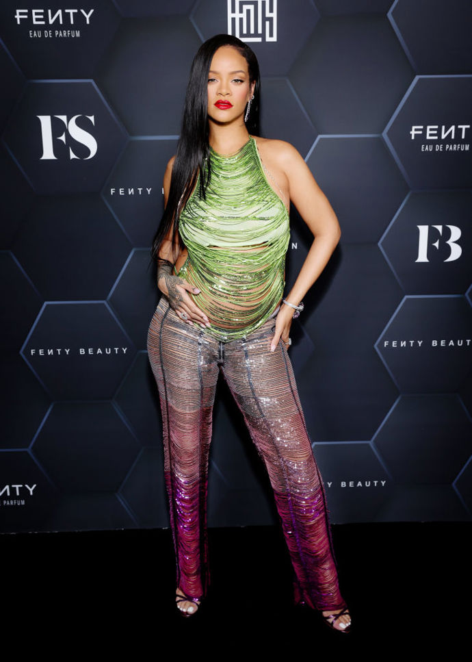 V "roztrhaném" outfitu na akci, která oslavovala kosmetickou značku Fenty Beauty.
V "roztrhaném" outfitu na akci, která oslavovala kosmetickou značku Fenty Beauty.