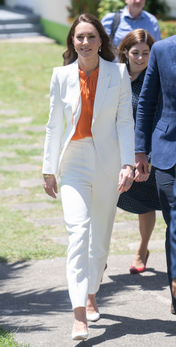 Kate Middleton bílý kostýmek Kate Middleton bílý kostýmek