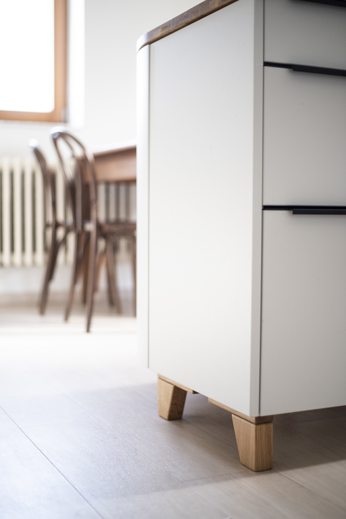 Bydlení Martiny už potřebovalo výraznou změnu. Požádala proto designéry z ateliéru Hezkey, aby jí pomohli s kuchyní propojenou s jídelnou, ložnicí a šatnou. To vše v retro stylu tak, aby byl výsledek harmonický.
