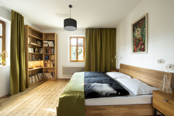 Bydlení Martiny už potřebovalo výraznou změnu. Požádala proto designéry z ateliéru Hezkey, aby jí pomohli s kuchyní propojenou s jídelnou, ložnicí a šatnou. To vše v retro stylu tak, aby byl výsledek harmonický.
