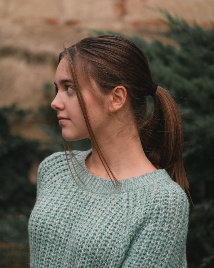 Nechte prameny z culíku volně viset, abyste kulatý obličej opticky prodloužili.
