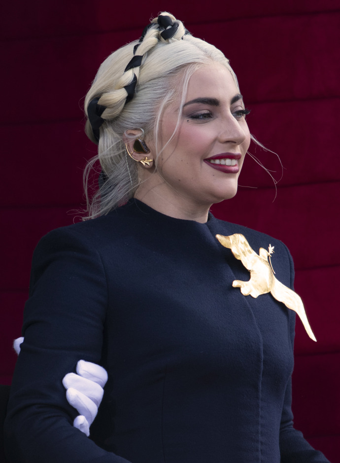 Lady Gaga experimentuje nejen s líčením, ale také s účesy. Její vzhled byl proto dříve velice rozmanitý. Poslední dobou se ale rozhodla ukázat i to, jak vypadá po ránu bez práce svých maskérů.
