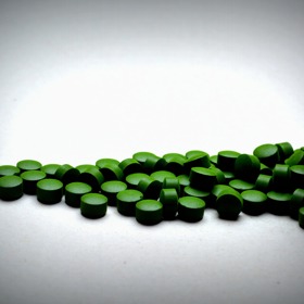 Chlorella je při detoxu ideální, protože podporuje celkovou očistu těla od škodlivých toxinů. Pomáhá chránit játra před působením škodlivých látek. Kromě toho přispívá k rovnováze střevní mikroflóry, čímž podporuje správné zažívání. Ochraňuje před oxidativním stresem a přispívá ke správnému fungování imunitního systému. Užívat jí můžete také v kapslích, které zakoupíte téměř v každé lékárně.
