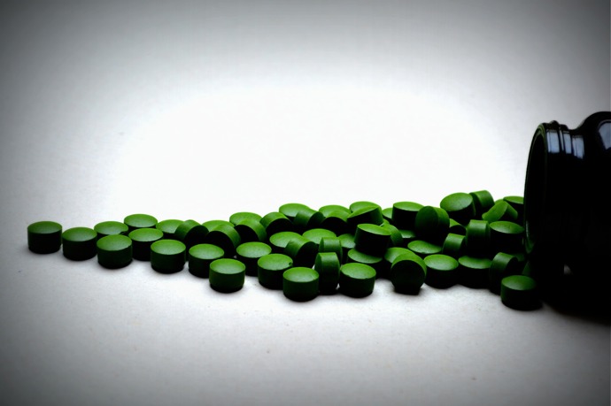 Chlorella je při detoxu ideální, protože podporuje celkovou očistu těla od škodlivých toxinů. Pomáhá chránit játra před působením škodlivých látek. Kromě toho přispívá k rovnováze střevní mikroflóry, čímž podporuje správné zažívání. Ochraňuje před oxidativním stresem a přispívá ke správnému fungování imunitního systému. Užívat jí můžete také v kapslích, které zakoupíte téměř v každé lékárně.

