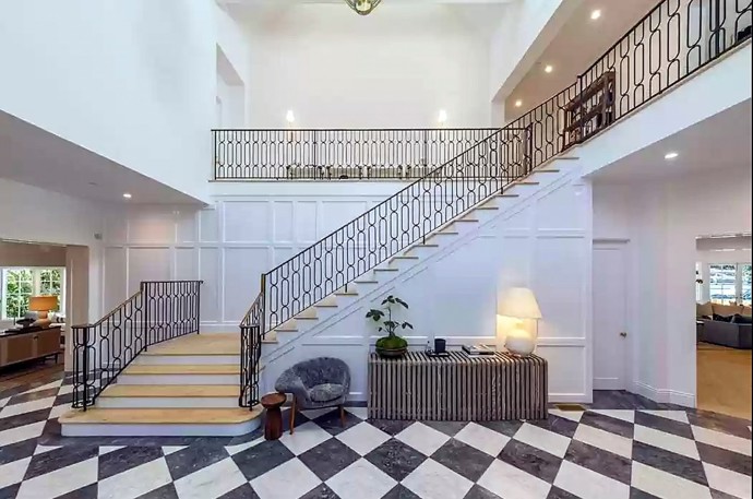 Designové schodiště je dominantou krásného a vzdušného sídla v LA, které herečka zrekonstruovala. Povedlo se jí to, že?
Designové schodiště je dominantou krásného a vzdušného sídla v LA, které herečka zrekonstruovala. Povedlo se jí to, že?