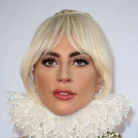 Lady Gaga se nebojí být extravagantní. Ráda vystupuje ve velice výstředních a netradičních kostýmech. V porovnání s jejími rysy jemné dívky bez make-upu je rozdíl opravdu výrazný. Lady Gaga ale dává poslední dobou prostor i přirozenému vzhledu. Dříve byste jí bez výrazných líčidel, make-upu a oblečení potkala ale jen stěží. Že by zásadní změna image oblíbené zpěvačky?
