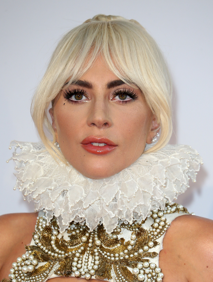 Lady Gaga se nebojí být extravagantní. Ráda vystupuje ve velice výstředních a netradičních kostýmech. V porovnání s jejími rysy jemné dívky bez make-upu je rozdíl opravdu výrazný. Lady Gaga ale dává poslední dobou prostor i přirozenému vzhledu. Dříve byste jí bez výrazných líčidel, make-upu a oblečení potkala ale jen stěží. Že by zásadní změna image oblíbené zpěvačky?
