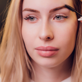 Používejte make-up lehčí konzistence a nedostatky zakryjte korektorem. Pokud volíte přirozený vzhled, dbejte na upravené obočí a dejte si záležet na konturách obličeje. 
