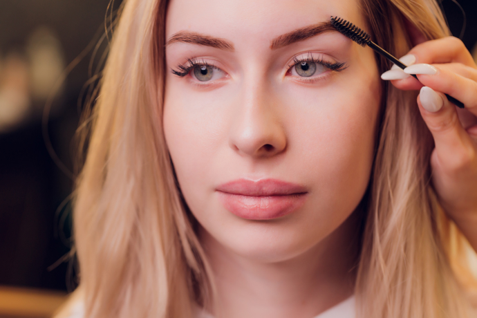 Používejte make-up lehčí konzistence a nedostatky zakryjte korektorem. Pokud volíte přirozený vzhled, dbejte na upravené obočí a dejte si záležet na konturách obličeje. 
