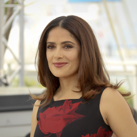 Salma Hayek je díky své přirozené kráse a vzhledu s jižanskými rysy okouzlující za každé situace. Její obvykle jemné líčení ještě více podtrhuje její krásu a přirozenost. Není proto překvapením, že bez líčení vypadá skoro stejně jako s ním, protože to s jeho výrazností zpěvačka nepřehání.
