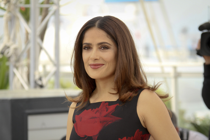 Salma Hayek je díky své přirozené kráse a vzhledu s jižanskými rysy okouzlující za každé situace. Její obvykle jemné líčení ještě více podtrhuje její krásu a přirozenost. Není proto překvapením, že bez líčení vypadá skoro stejně jako s ním, protože to s jeho výrazností zpěvačka nepřehání.
