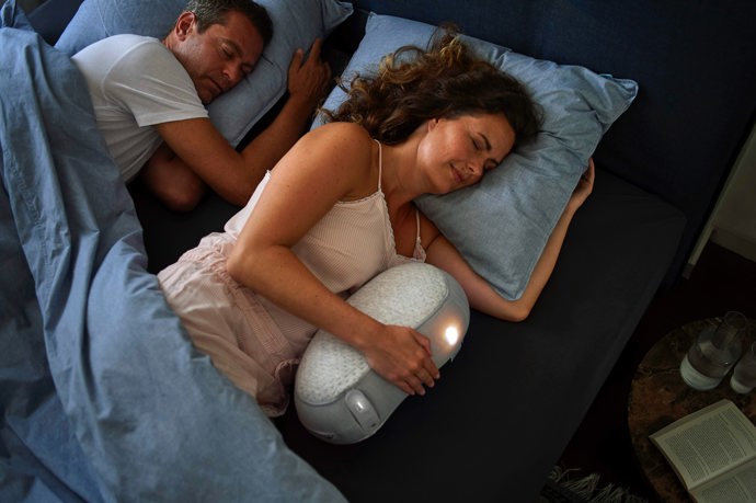 Spíte na boku s rukama před sebou? Jde o takzvanou vítající polohu. Jste velice otevřený, milý, laskavý a štědrý člověk. Máte ale také sklony k nedůvěřování a ironii. Jste pravděpodobně zpohodlnělá, ale přesto umíte být cílevědomá.
