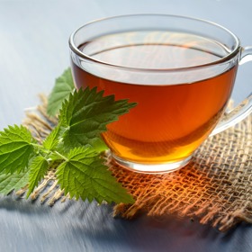 Účinky kopřiv bývají velice silné a pozitivní. Dokonale se hodí při detoxu, protože vás zbaví bolesti hlavy, snižuje obsah cukru v krvi a tu navíc také čistí. Pomáhá se záněty močáku, zklidňuje nevolnosti a léčí žaludeční vředy. Tato zázračná bylinka vám navíc dodá energii a přispěje také k lepšímu spalování tuku.
