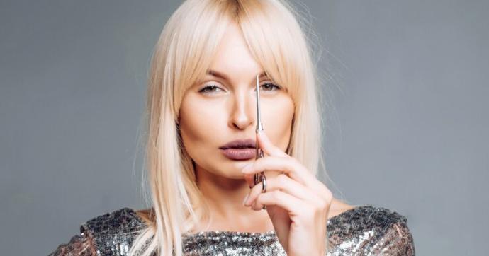 Záclonková ofina je hitem letošního roku.
Záclonková ofina je hitem letošního roku.