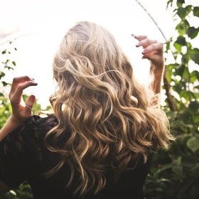 Nektarová blond je nejvíce trendy odstínem roku 2022. Slušet bude zejména ženám s přírodně plavými či světle hnědými vlasy.
