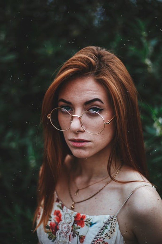 Chcete oživit svou barvu vlasů? Vsaďte na měděnou. Je trendy a nejvíce lichotí podzimnímu barevnému typu.
