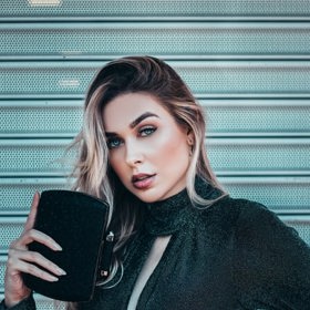 Kontrast blond a tmavě hnědé barvy vlasů se letos nosí.
