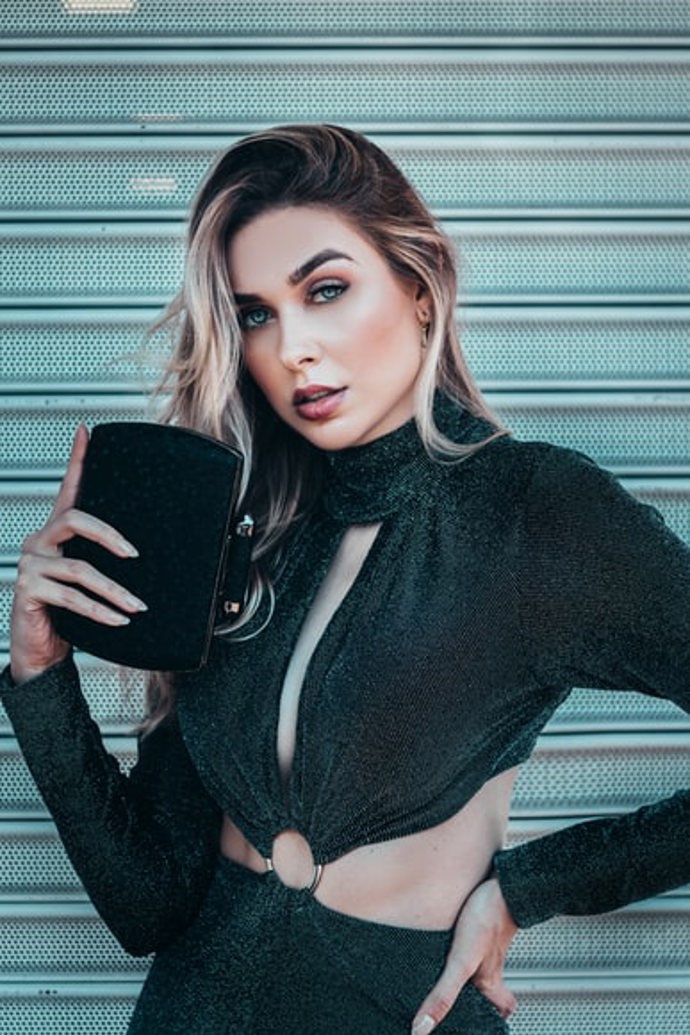 Kontrast blond a tmavě hnědé barvy vlasů se letos nosí.
