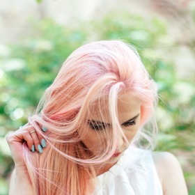 Broskvová barva vlasů je trendy hřejivý odstín, ve kterém vyniknete. Ideální pro oživení blond vlasů.
