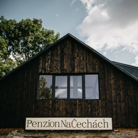 Historie místa zvaného Na Čechách údajně sahá až do doby pobělohorské. Současní majitelé se s odvahou pustili do rekonstrukce zemědělské usedlosti, která trvá až do dnešních dnů. Místo ale už dnes rozhodně stojí za návštěvu!
