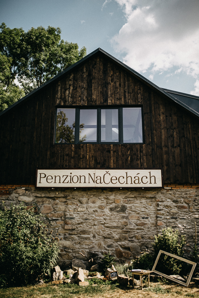 Historie místa zvaného Na Čechách údajně sahá až do doby pobělohorské. Současní majitelé se s odvahou pustili do rekonstrukce zemědělské usedlosti, která trvá až do dnešních dnů. Místo ale už dnes rozhodně stojí za návštěvu!

