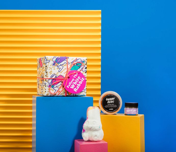 Velikonoční balíček LUSH složený ze scrubu na rty, koupelové bomby a sprchového želé. Cena od 750 Kč.
