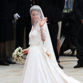 Kate Middleton

I když se dlouho spekulovalo nad tím, jak budou svatební šaty Kate Middleton vypadat, následná realita předčila veškerá očekávání. Svatební šaty návrhářky Sarah Burtonové z módního domu Alexandera McQueena dokonale podtrhly osobnost vévodkyně z Cambridge a dokázaly, že krajkové rukávy nikdy nevyjdou z módy. 
