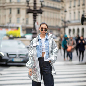 Metalická bunda pozvedne na první pohled jednoduchý outfit.
