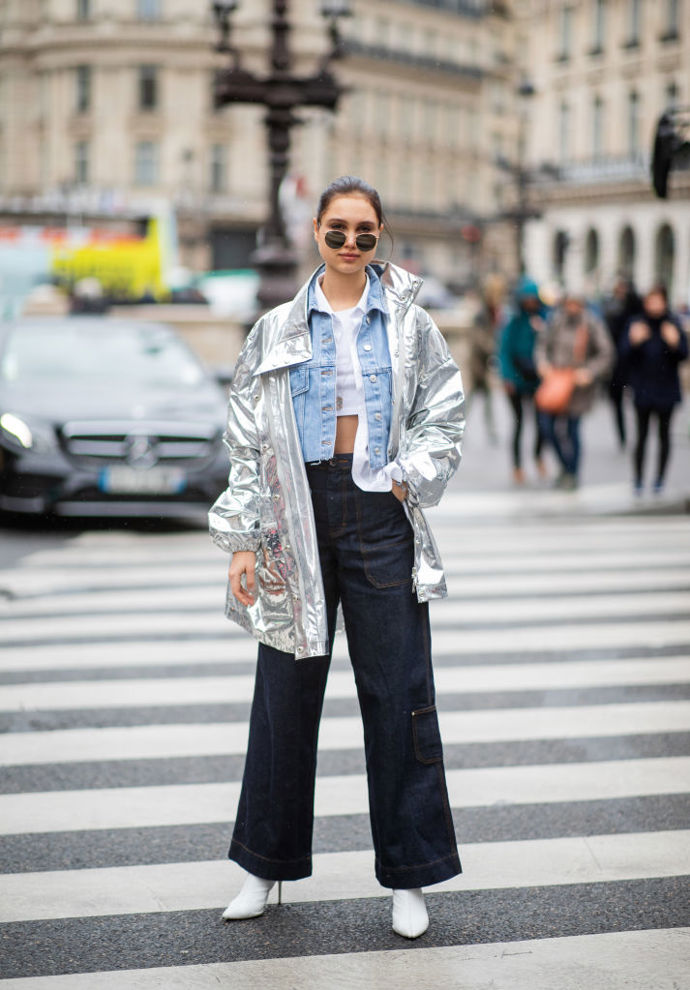 Metalická bunda pozvedne na první pohled jednoduchý outfit.
Metalická bunda pozvedne na první pohled jednoduchý outfit.