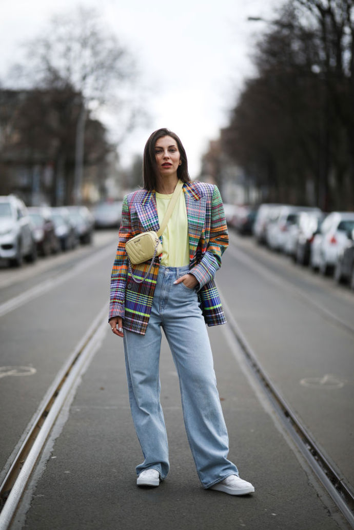 Barevné sako vykouzlí z obyčejného outfitu neokoukaný model.
Barevné sako vykouzlí z obyčejného outfitu neokoukaný model.