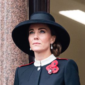 Listopad 2021

Na National Service of Remembrance dorazila Kate Middleton v nízkém drdolu. 
