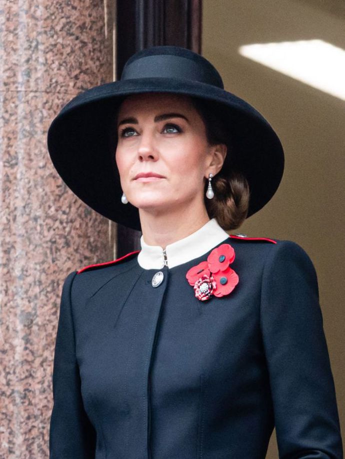 Listopad 2021
Na National Service of Remembrance dorazila Kate Middleton v nízkém drdolu.
Listopad 2021
Na National Service of Remembrance dorazila Kate Middleton v nízkém drdolu.