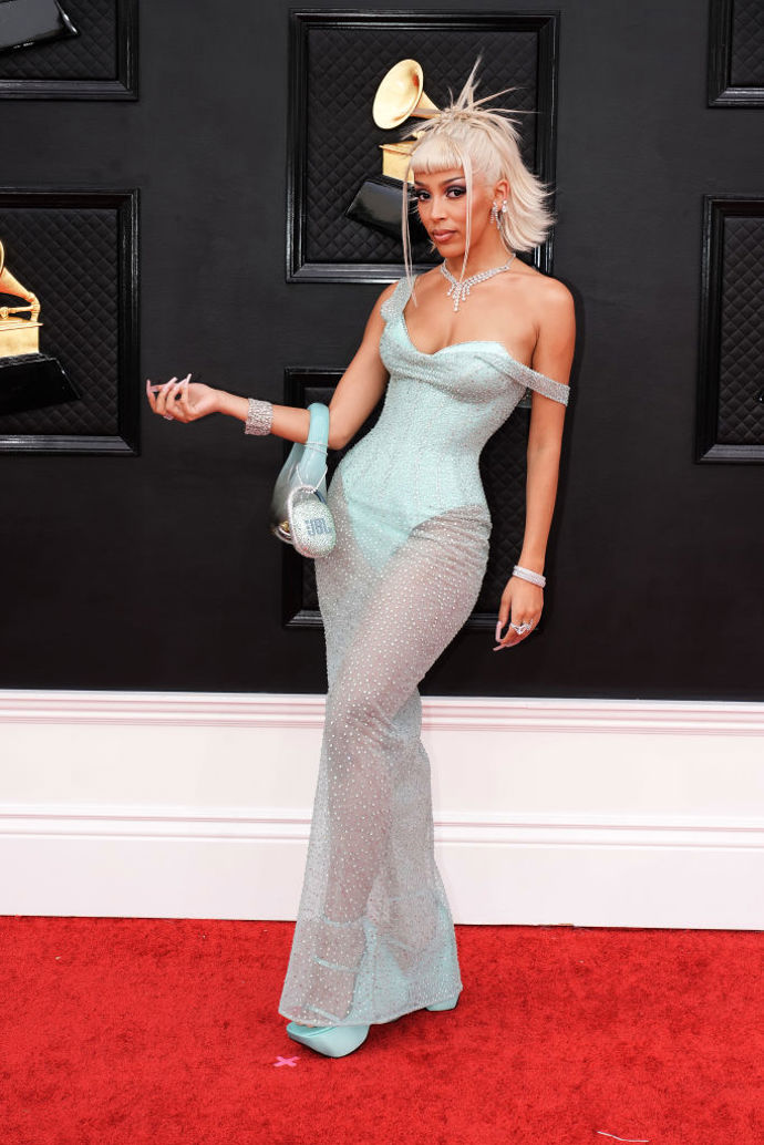 Doja Cat zvolila šaty od Atelier Versace.
